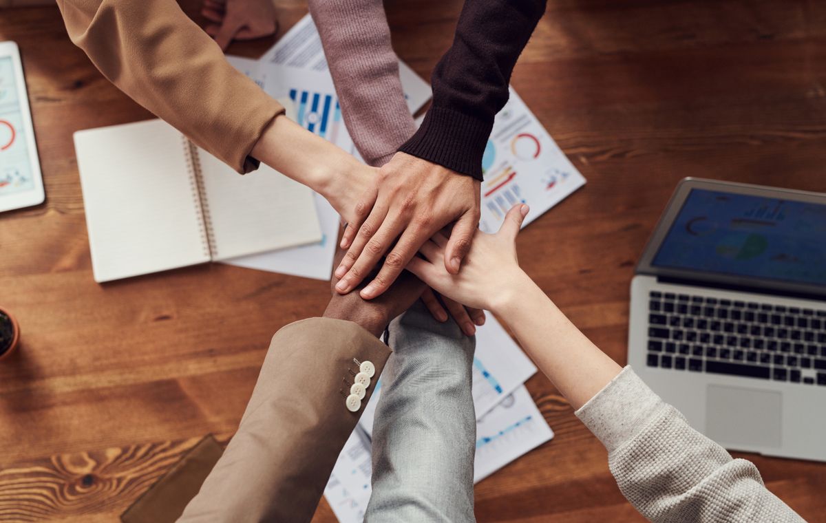 Et bureauteam arbejder sammen om en kundekampagne